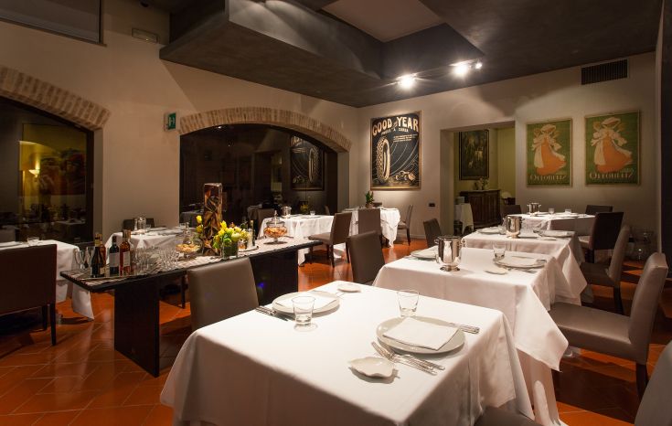 Intérieur élégant d'un restaurant avec des tables soigneusement dressées et une décoration simple.