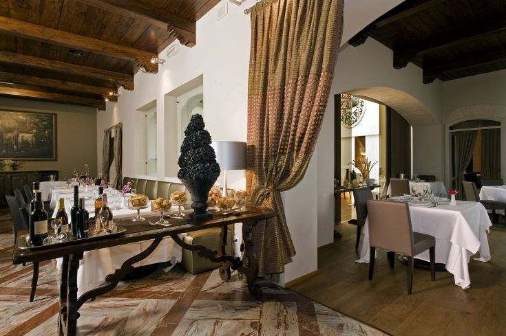 Restaurant intime à l'intérieur d'un bâtiment historique, offrant une atmosphère détendue avec des meubles essentiels.