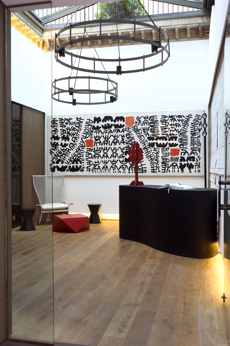 Un intérieur simple avec des meubles au design moderne, éclairé par des lustres contemporains.