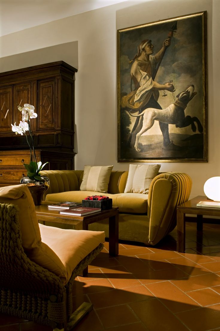 Espace intérieur accueillant avec un canapé jaune et une peinture, parfait pour un milieu simple et chaleureux.