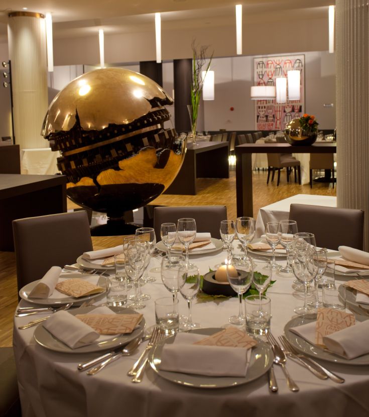 Table bien dressée dans un restaurant élégant, mettant en valeur le service attentionné et la décoration pour une occasion spéciale.