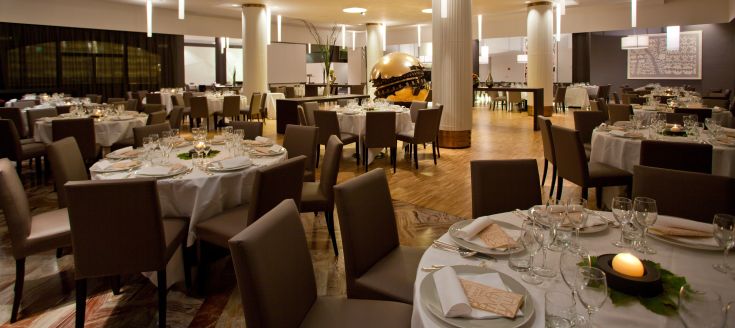 Restaurant situé dans le Palazzo Park Hotel au Cappuccini, avec des tables disposées dans une ambiance détendue.