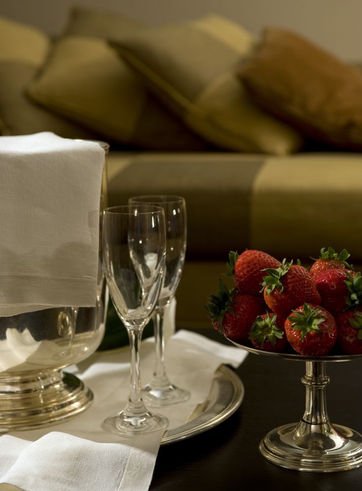 Un service de verres avec des fraises disposé dans un cadre soigné.