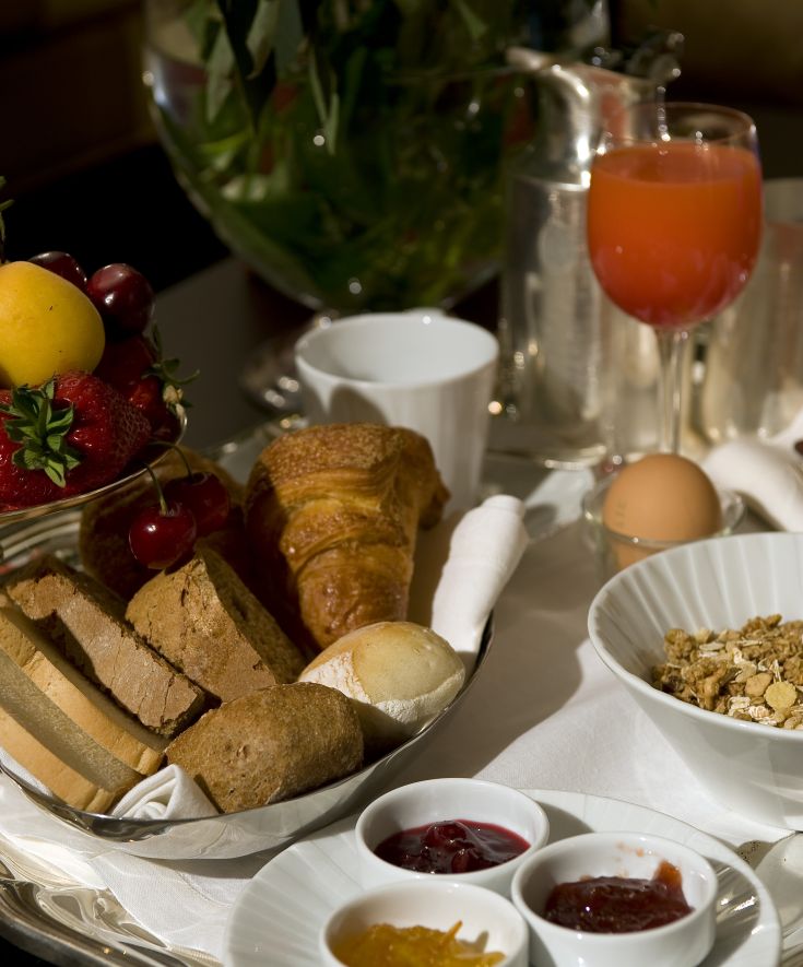 Petit-déjeuner à l'hôtel Park avec des fruits frais, des pâtisseries maison et des boissons chaudes/froides dans un cadre paisible.
