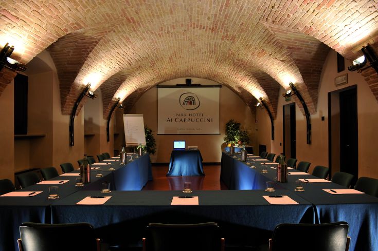 Un espace de réunion privé situé dans un palais rénové, anciennement un monastère, à l'intérieur du Park Hotel ai Cappuccini.