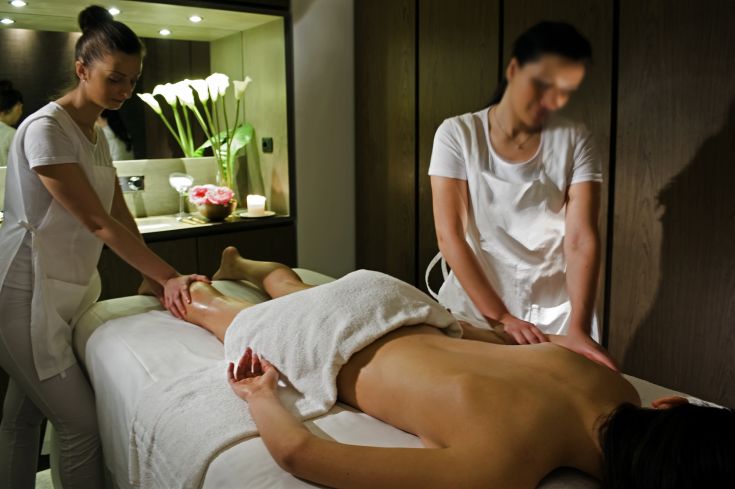 Deux masseuses proposent un traitement relaxant dans un environnement serein et soigné.