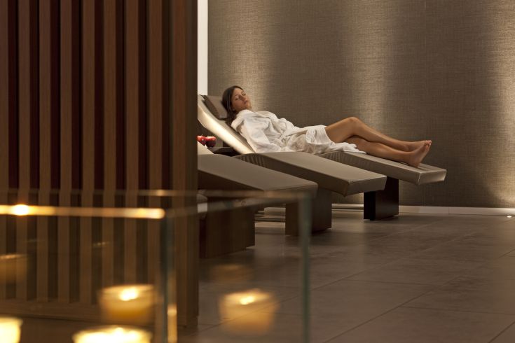 Un coin d'un spa contemporain avec un éclairage doux et des sièges confortables pour la détente.