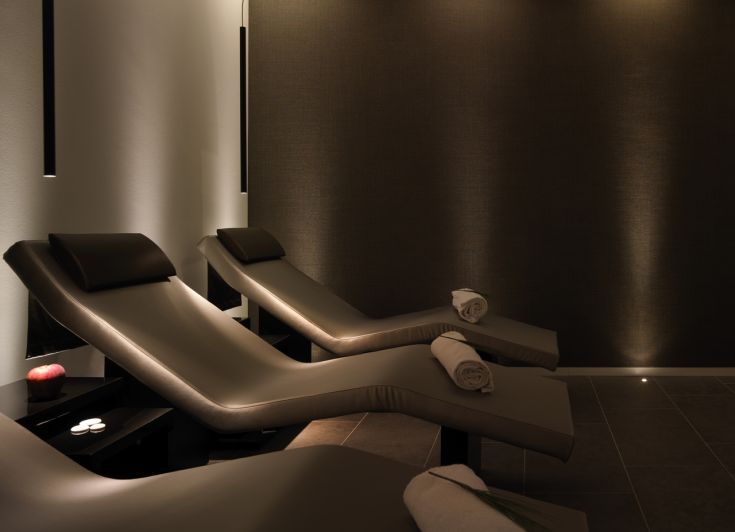 Un environnement calme et accueillant avec des chaises longues pour le soin du corps, idéal pour des moments de détente.