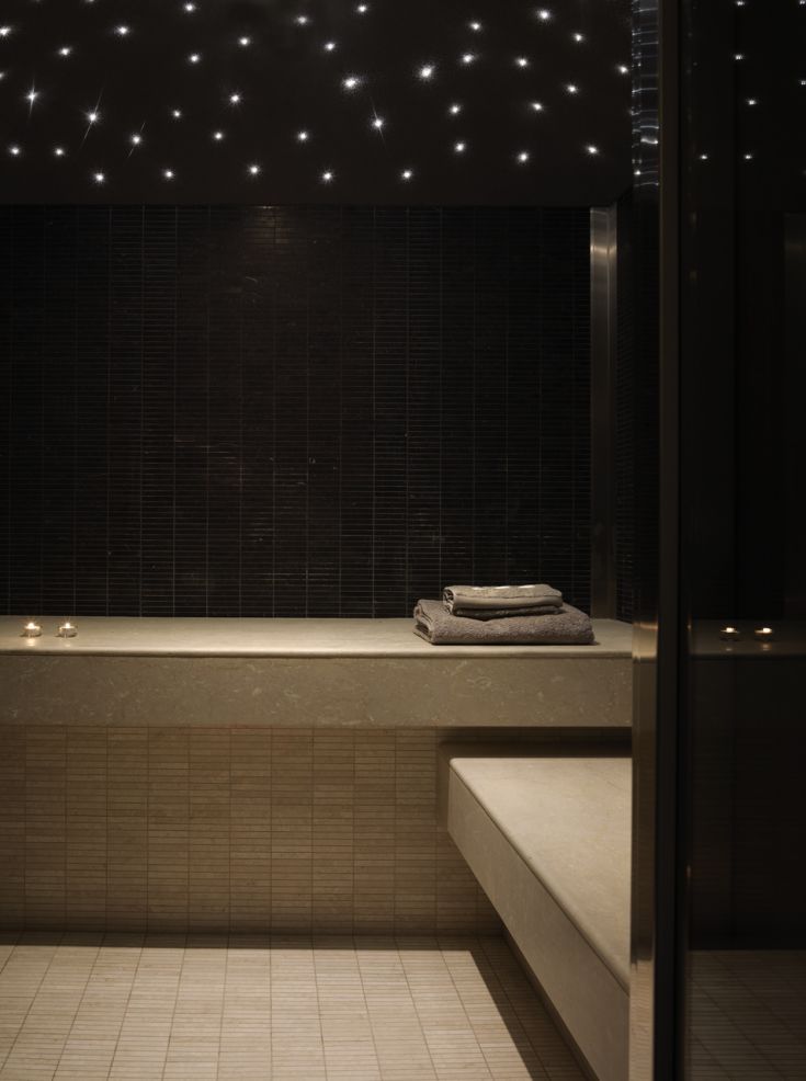 Une atmosphère apaisante avec une lumière douce, des plantes et des tissus confortables pour la détente.