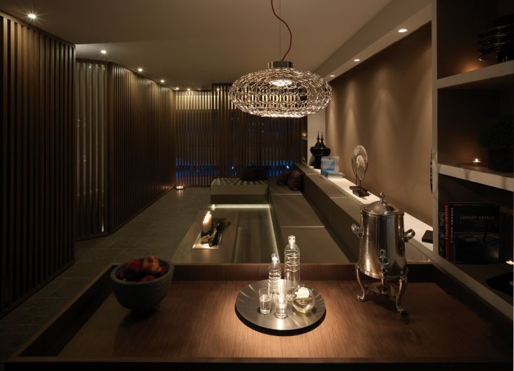 Intérieur d'un hôtel avec un mobilier simple, un éclairage doux et des espaces bien ordonnés.