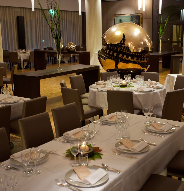 Restaurant accueillant avec des tables bien disposées et une décoration sobre, idéal pour des déjeuners et dîners dans une ambiance tranquille.