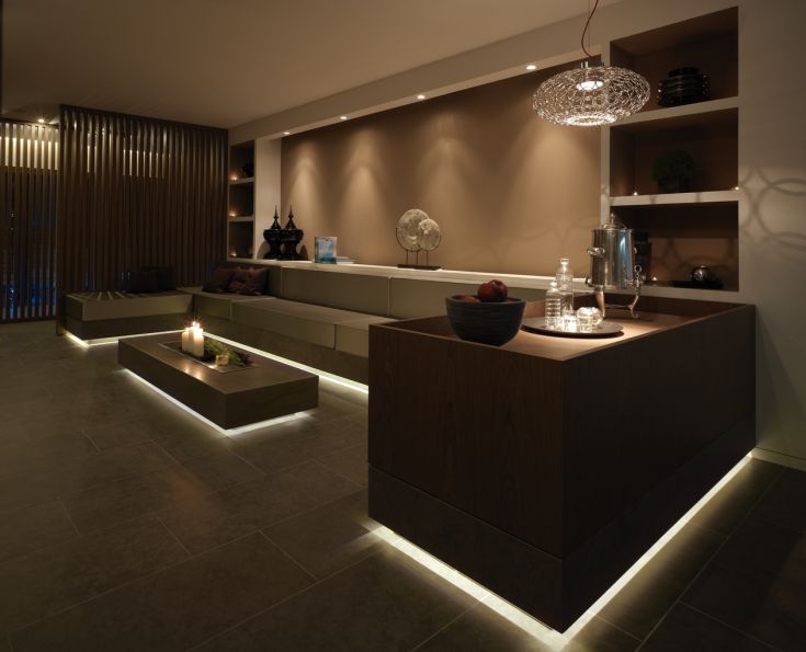 Un environnement d'hôtel élégant et confortable, caractérisé par un design simple et éclairé par des lumières douces.