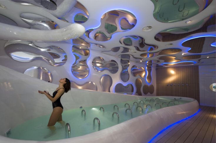 Un espace bien-être contemporain avec un éclairage bleu et un style simple, idéal pour des moments de détente.