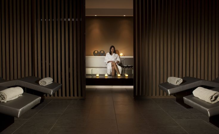 Une zone de détente avec des chaises longues confortables et une lumière douce, parfaite pour un moment de bien-être.