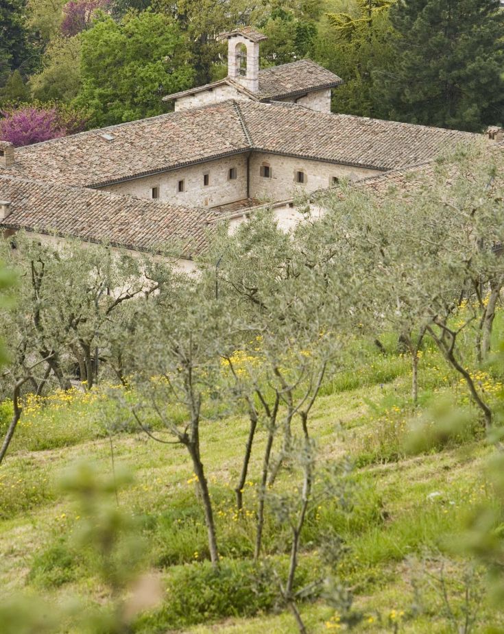 Un hôtel accueillant, aménagé dans un ancien monastère, situé dans la verdure de la campagne ombrienne.