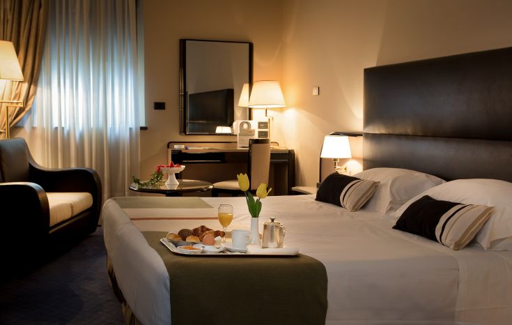 Chambre spacieuse et bien éclairée dans un bâtiment historique. Service de petit-déjeuner disponible dans un cadre confortable.