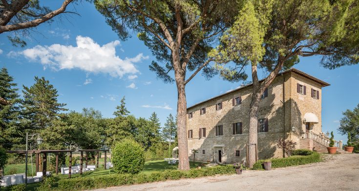 Eine historische Villa, umgeben von der umbrischen Natur, die gemütliche Zimmer und einen angenehmen Blick auf die Landschaft bietet.