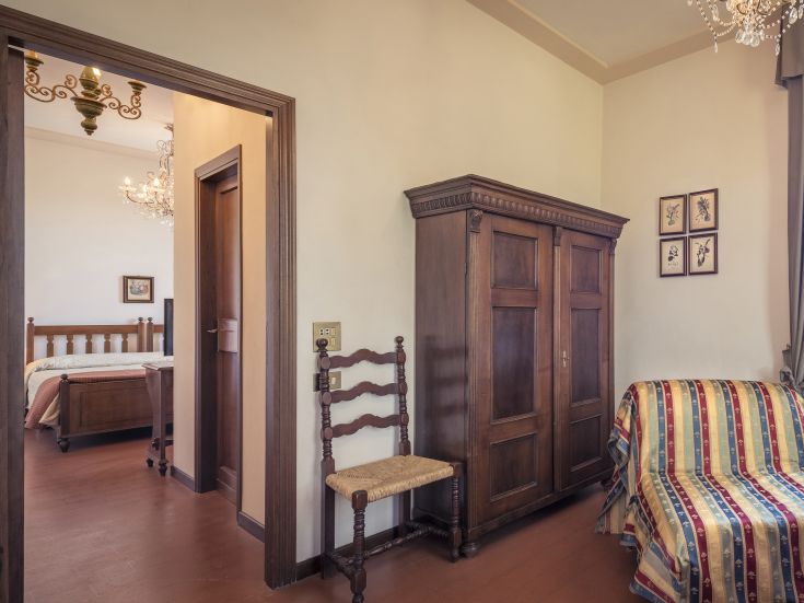 Gemütlicher und gut eingerichteter Raum mit Holzmöbeln. Ideal für einen ruhigen Aufenthalt.