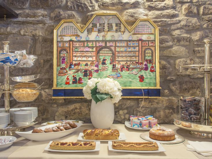 Eine gemütliche Ecke mit Süßigkeiten und Snacks, einfach und angenehm dekoriert.