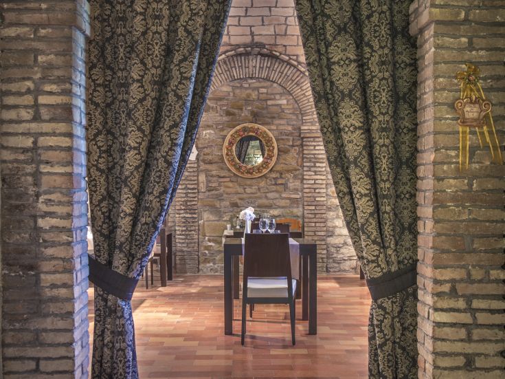 Ein einfacher Speisesaal mit eingedeckten Tischen und leichten Dekorationen.