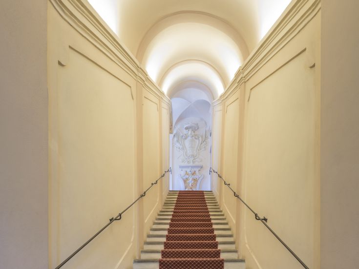 Treppe in einem Gebäude mit hellen Wänden und minimalistischem Design.