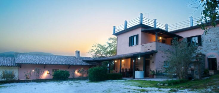 Rural structure surrounded by the typical nature of Umbria, perfect for a peaceful family vacation.
