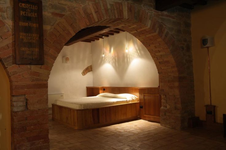 Innenraum des Palastes, bestehend aus schlichten Zimmern mit Steinelementen und praktischen Möbeln.