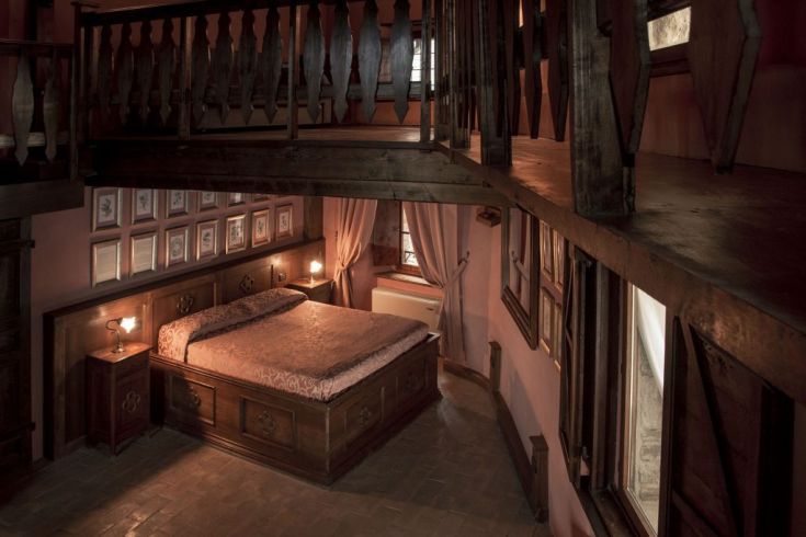 Innenraum eines Gebäudes mit Holzelementen und Vintage-Dekorationen, die eine historische Atmosphäre schaffen.