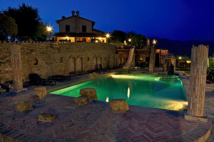 Ein Agriturismo mit Pool, umgeben von der Natur, perfekt für einen ruhigen Urlaub.