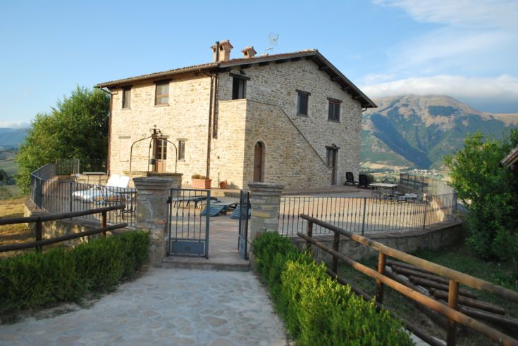 Landhaus umgeben von Grün, ideal für einen entspannenden Urlaub mit Restaurant und Pool.