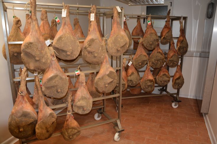 Hängende Schinken reifen in einem dafür vorgesehenen Raum für die Fleischzubereitung.