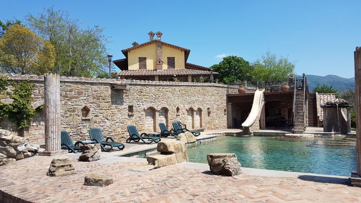 Alte Bauernhof mit Pool, umgeben von Natur. Ein ruhiger Rückzugsort von der Stadt, bietet hausgemachte Gerichte in Gubbio.