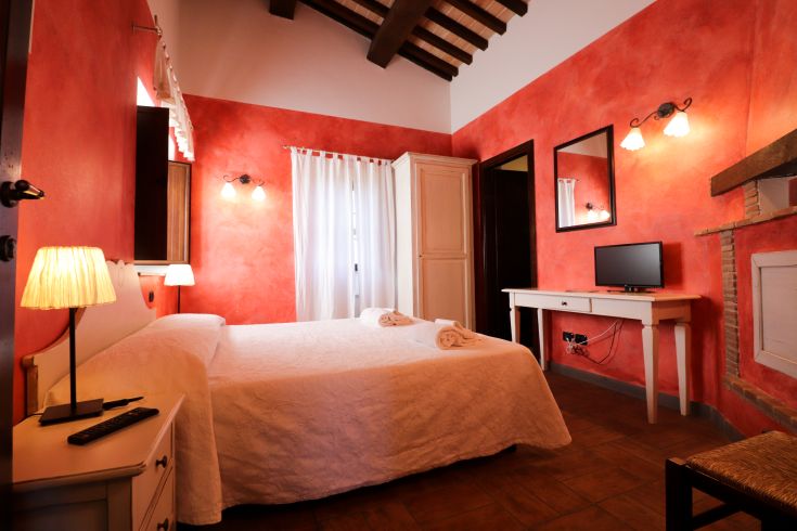 Ein gemeinsamer Raum mit roten Wänden, perfekt für Entspannung und ruhige Momente.