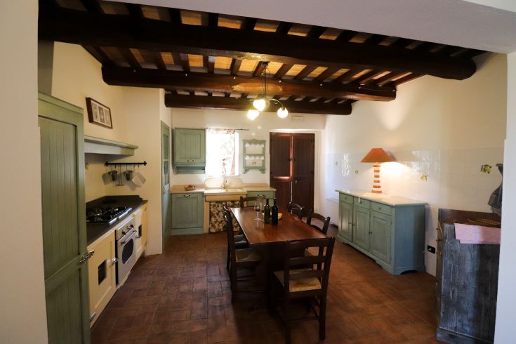 Innenansicht der Küche des Agriturismo, geprägt von einer rustikalen und funktionalen Atmosphäre, ideal für gesellige Momente.