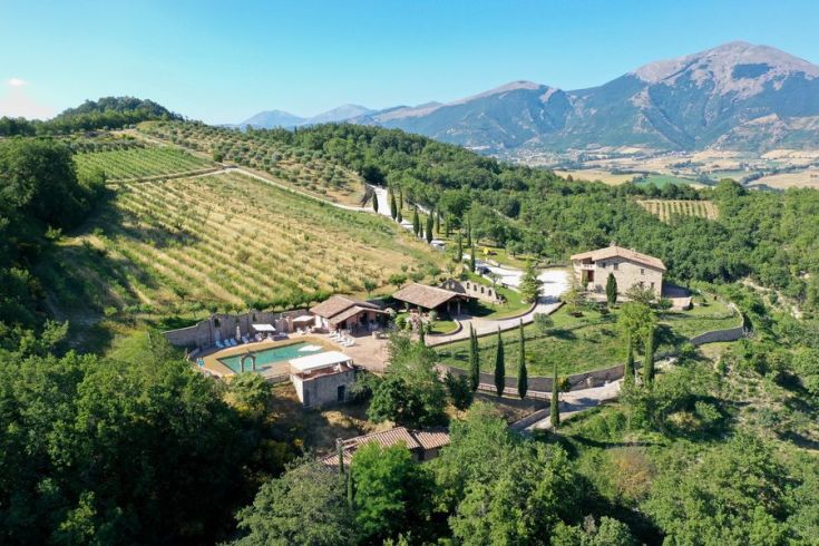 Ein Bauernhof, umgeben von Grünflächen, mit Blick auf Wiesen und Schwimmbäder, perfekt für einen entspannenden Urlaub.