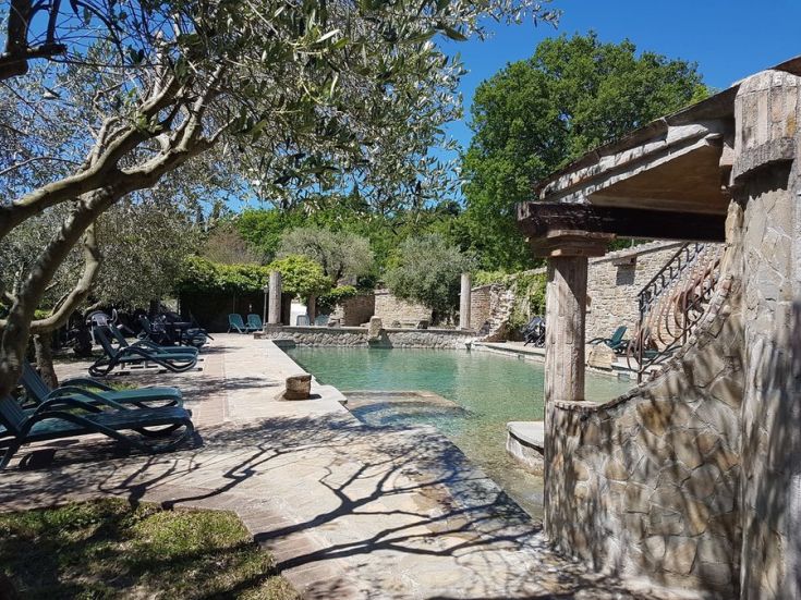 Ein ruhiger Ort mit einem Pool, umgeben von Natur, ideal für einen entspannenden Urlaub.