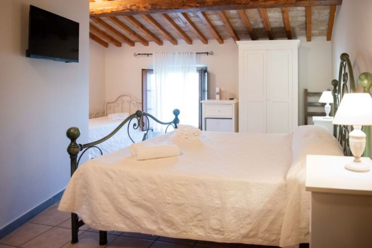 Eine ruhige und traditionelle Umgebung mit einfachen Möbeln und natürlichem Licht, die eine gemütliche Atmosphäre schafft.