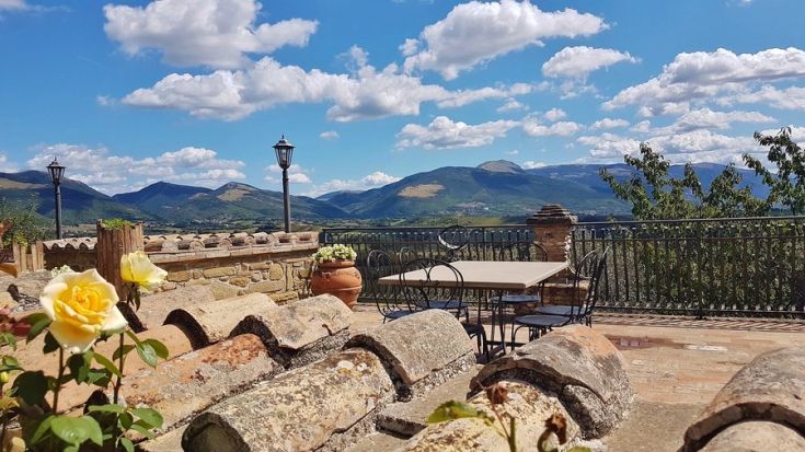 Ein komfortabler Außenbereich mit Bergblick, ideal für ruhige Momente.