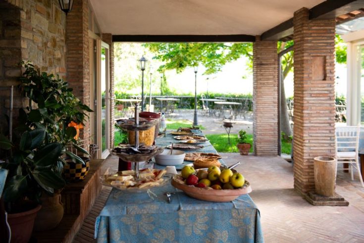 Ein Buffet im Freien mit traditionellem Essen, saisonalem Obst und einer angenehmen, geselligen Atmosphäre.