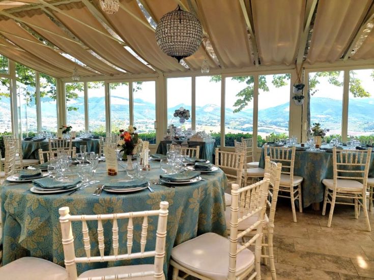 Ein Innenrestaurant in einem Gebäude, mit Blick auf die umliegenden Hügel.