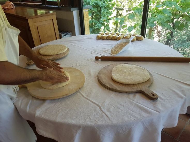 Ein Mann bereitet Brot in einer hellen und einfachen Küche vor.