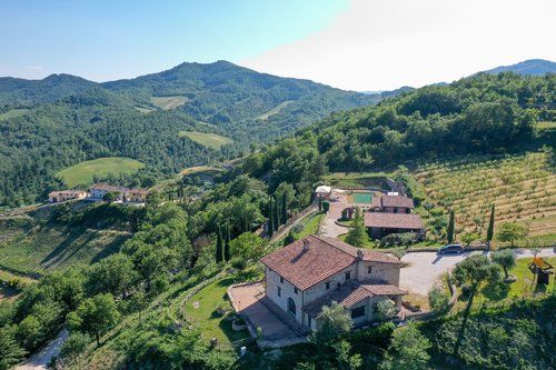 Historisches Dorf umgeben von üppigem Grün, Wäldern und Feldern, ideal für einen entspannten Natururlaub.