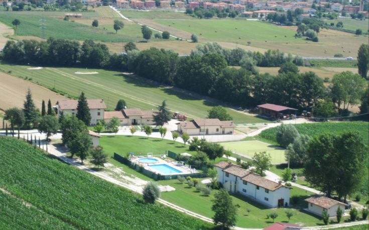 Accogliente agriturismo in un ambiente naturale, adatto alle famiglie e dotato di vari servizi.