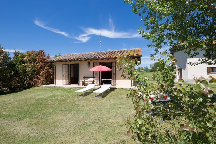 Angolo tranquillo circondato dalla natura, perfetto per rilassarsi e godere della calma.