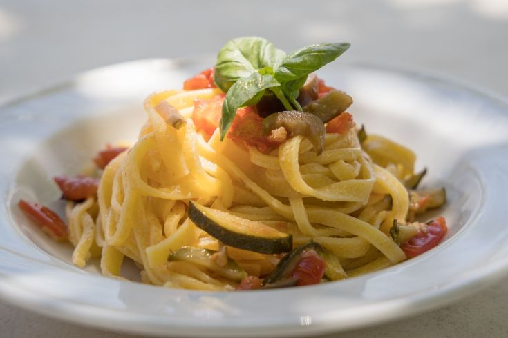 Pasta con ortaggi freschi e basilico, un piatto semplice e saporito.