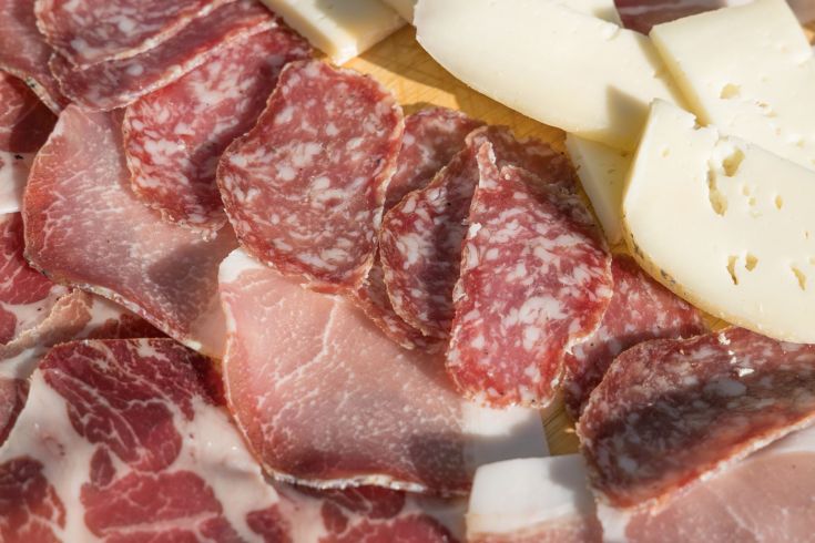 Un assortimento di salumi e formaggi, ideale per un momento di convivialità e aperitivo.