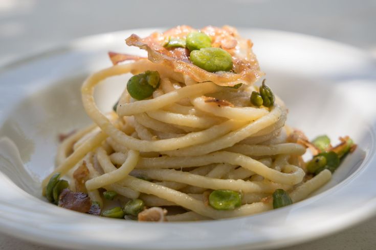 Pasta con piselli e tocchi croccanti, un piatto che esalta i sapori genuini.