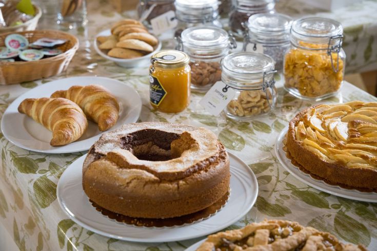 Una selezione di dolci e croissant su un tavolo, adatta per una colazione tranquilla.