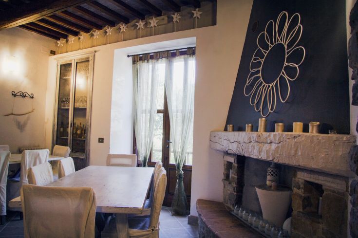 Un ambiente caldo e accogliente con un tavolo grande e decorazioni contemporanee, perfetto per incontri familiari.