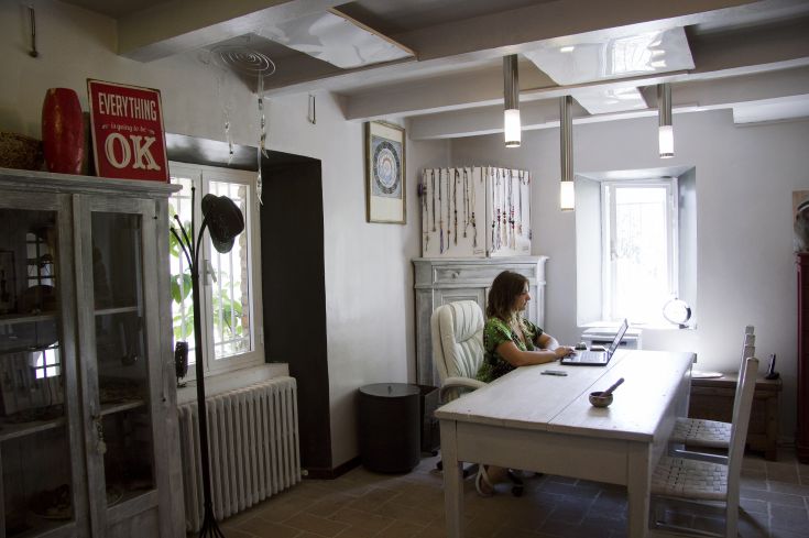 Un ufficio spazioso e ben illuminato, perfetto per attività lavorative o momenti di relax.